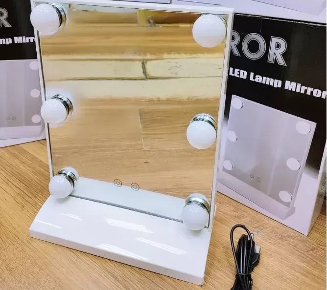 مرآة مع ضوء LED